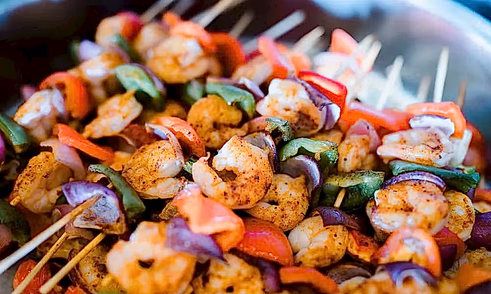 Shrimp skewers with vegetables. 